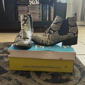 Women booties, python, size 6